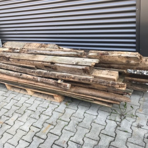 Alte Balken und Holzsstämme